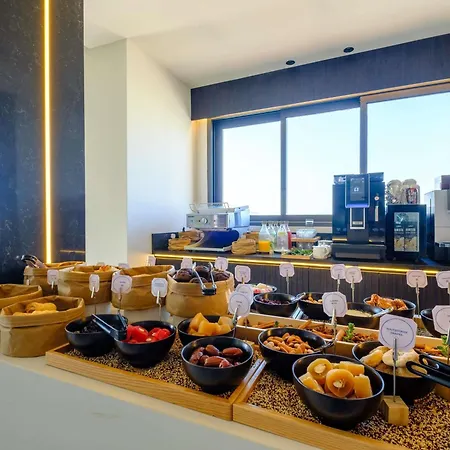 Mercure Finikoudes 3* Ларнака