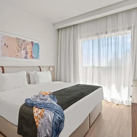 Mercure Finikoudes Larnaca