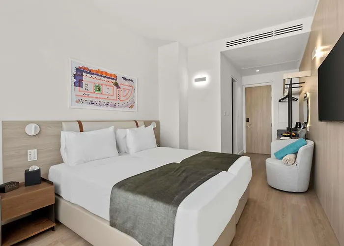 Mercure Finikoudes 3* Ларнака