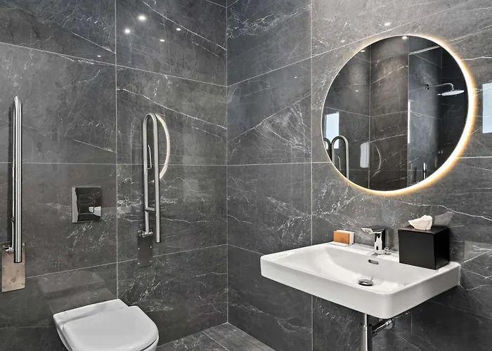 Готель Mercure Finikoudes 3*